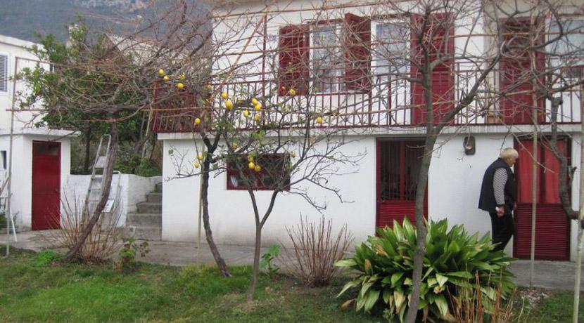 Дом в Черногории с садом