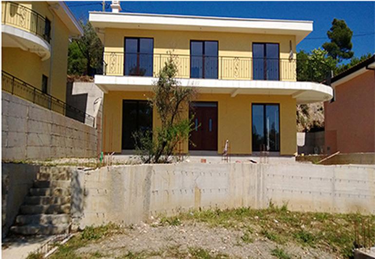 Срочно продаётся  новый дом с видом  на море в Черногории