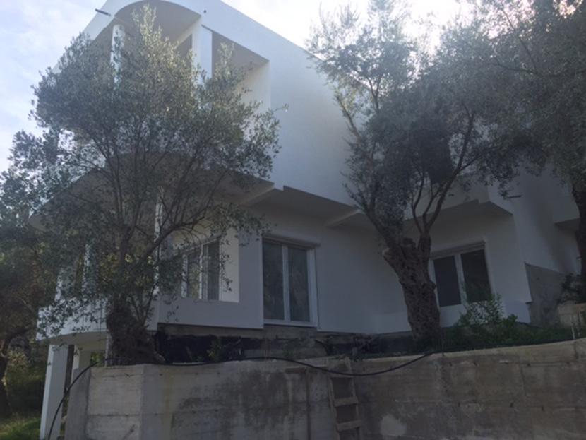 Недостроенный дом в Черногории